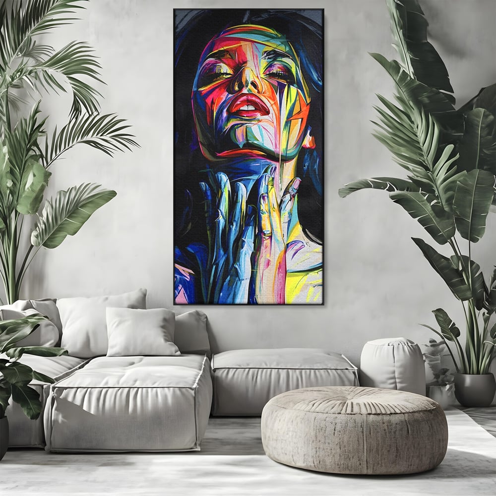 Tablou canvas cu tablou canvas cu femeie stilizata, in rama de aluminiu negru, pe perete intr-un living